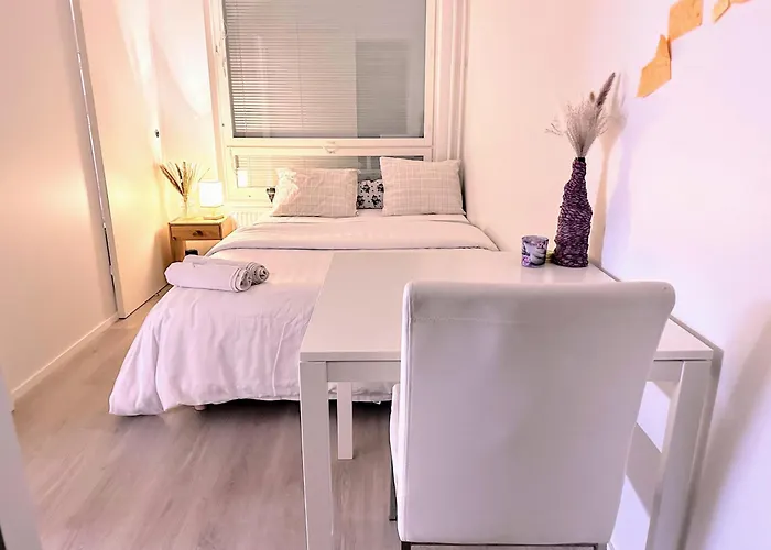 Апартаменты 16 Mins From Airport. 4 Mins Bus Kivistoe Station *