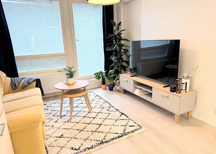 16 Mins From Airport. 4 Mins Bus Kivistoe Station * Вантаа